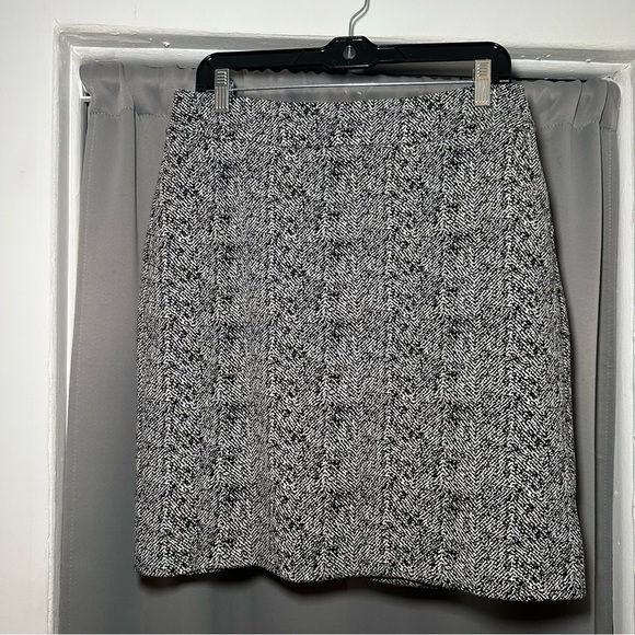 CAbi Dresses & Skirts - Cabi Elegant Black and White Printed Women's Workwear Pencil Skirt Sz 10